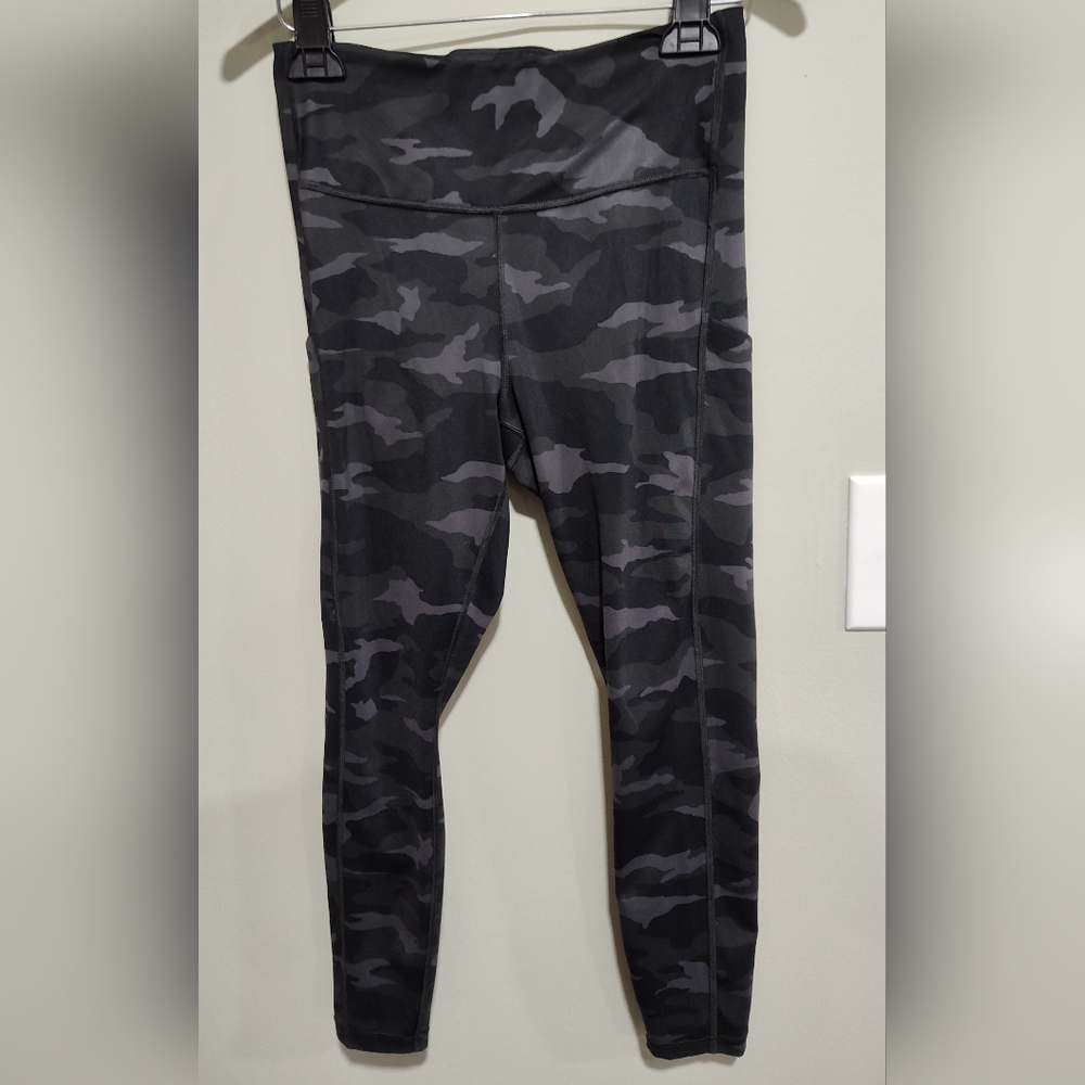 Athleta Women's Ultimate Camo Compression 7/8 Tight Leggings Black Gray Camo S